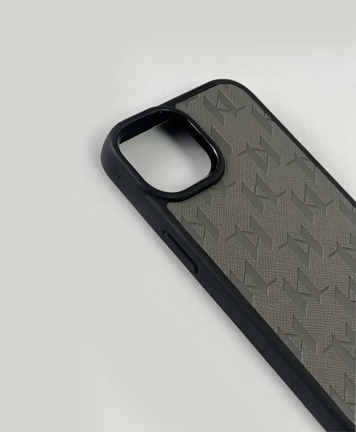 قاب برجسته کارل زنجیری گوشی موبایل آیفون Iphone 13 Pro Max